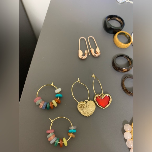 Lot of assorted earrings and 4 nut shell rings - Picture 8 of 10